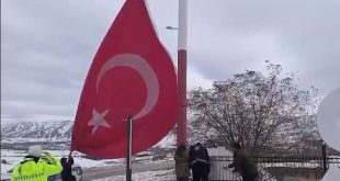 Sarız girişindeki yıpranmış Türk bayrağını Emniyet değiştirdi